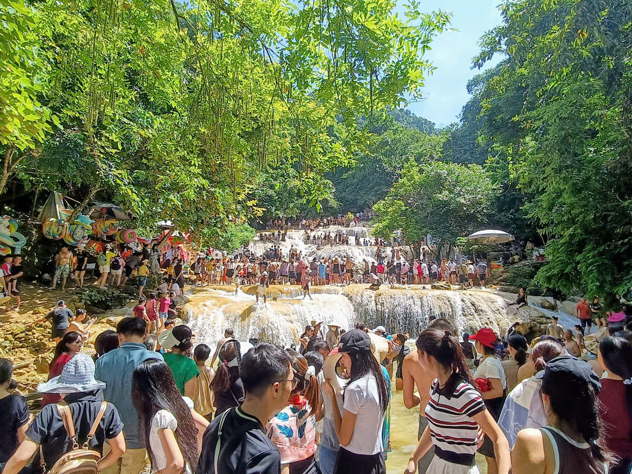 Thác Mây hiện ra như một vũ khúc trắng xóa, mê hoặc lòng người.