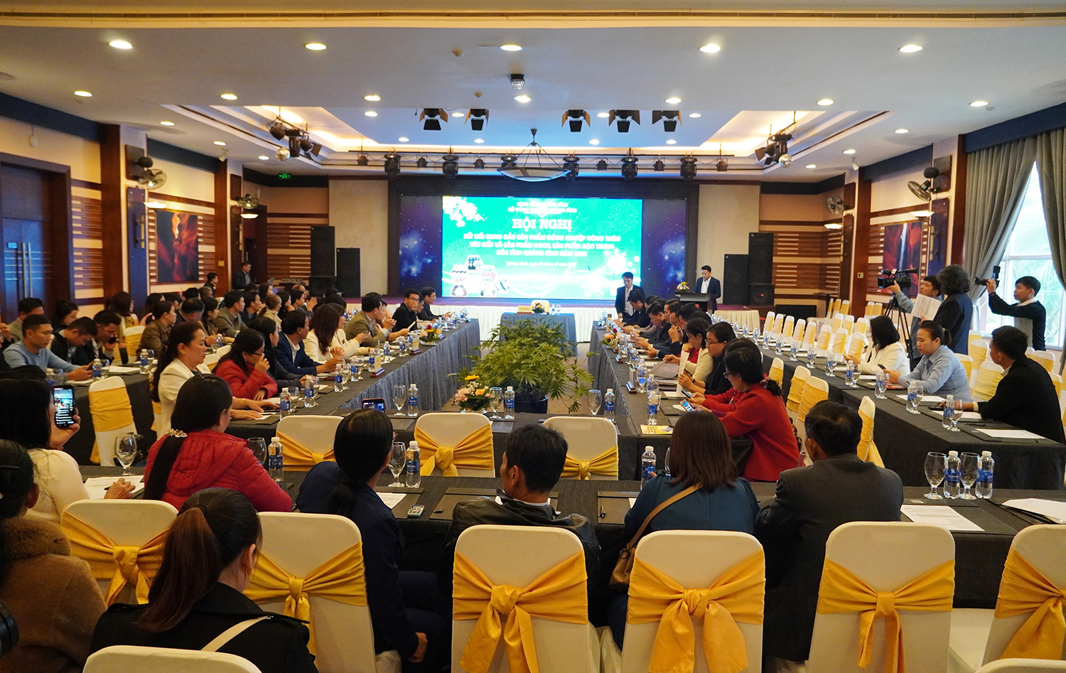 Quang cảnh toàn hội nghị 