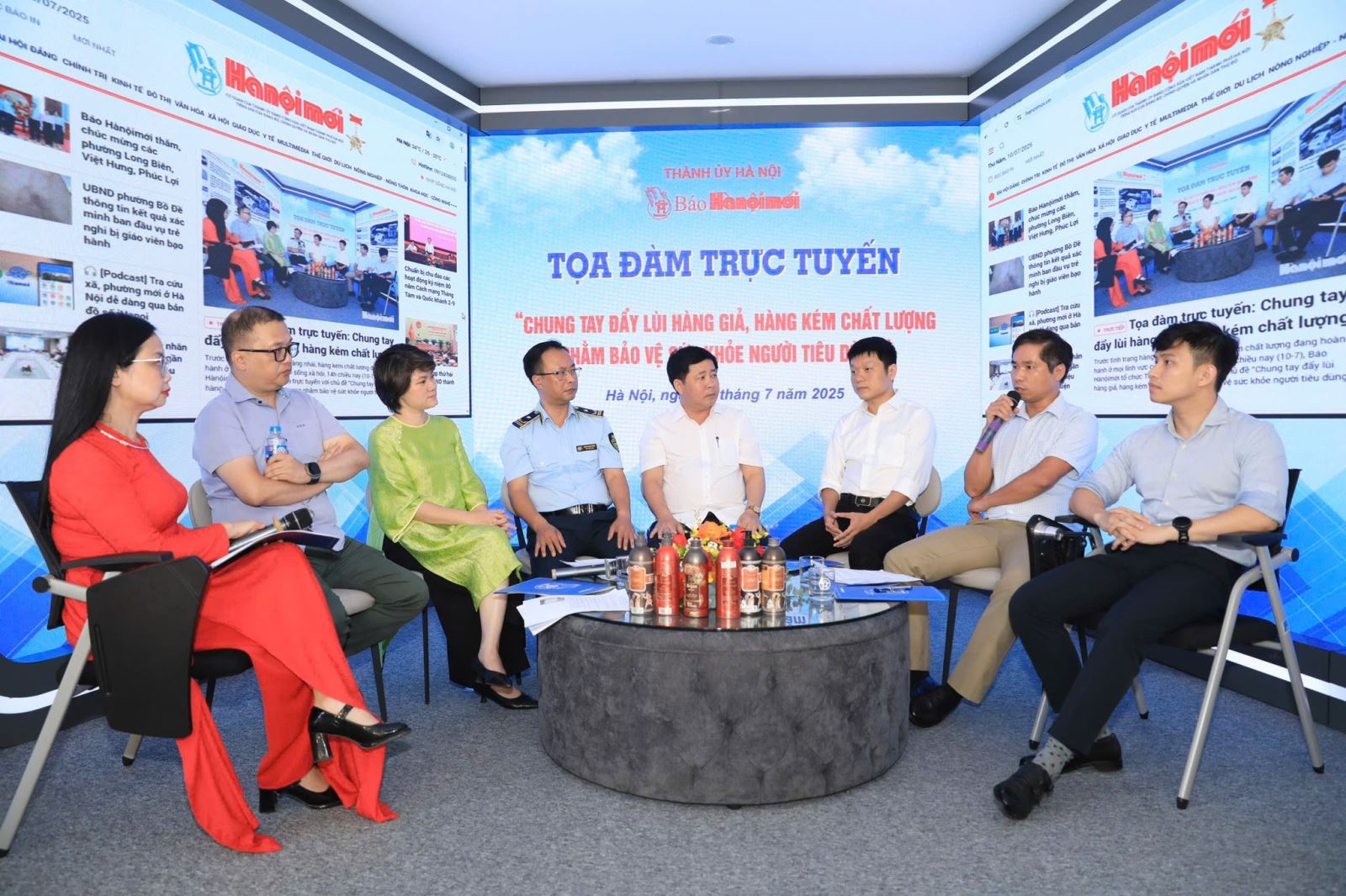 Tọa đàm có sự tham gia của đại diện nhiều cơ quan quản lý Nhà nước và các doanh nghiệp ngành dược phẩm, thực phẩm