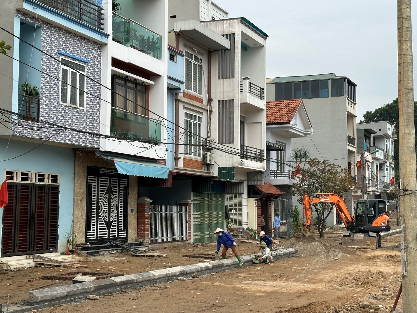 Cải tạo, sửa chữa tuyến đường dân sinh tại khu Cửa Rừng, phường Dữu Lâu. (Nguồn ảnh: Báo Phú Thọ).