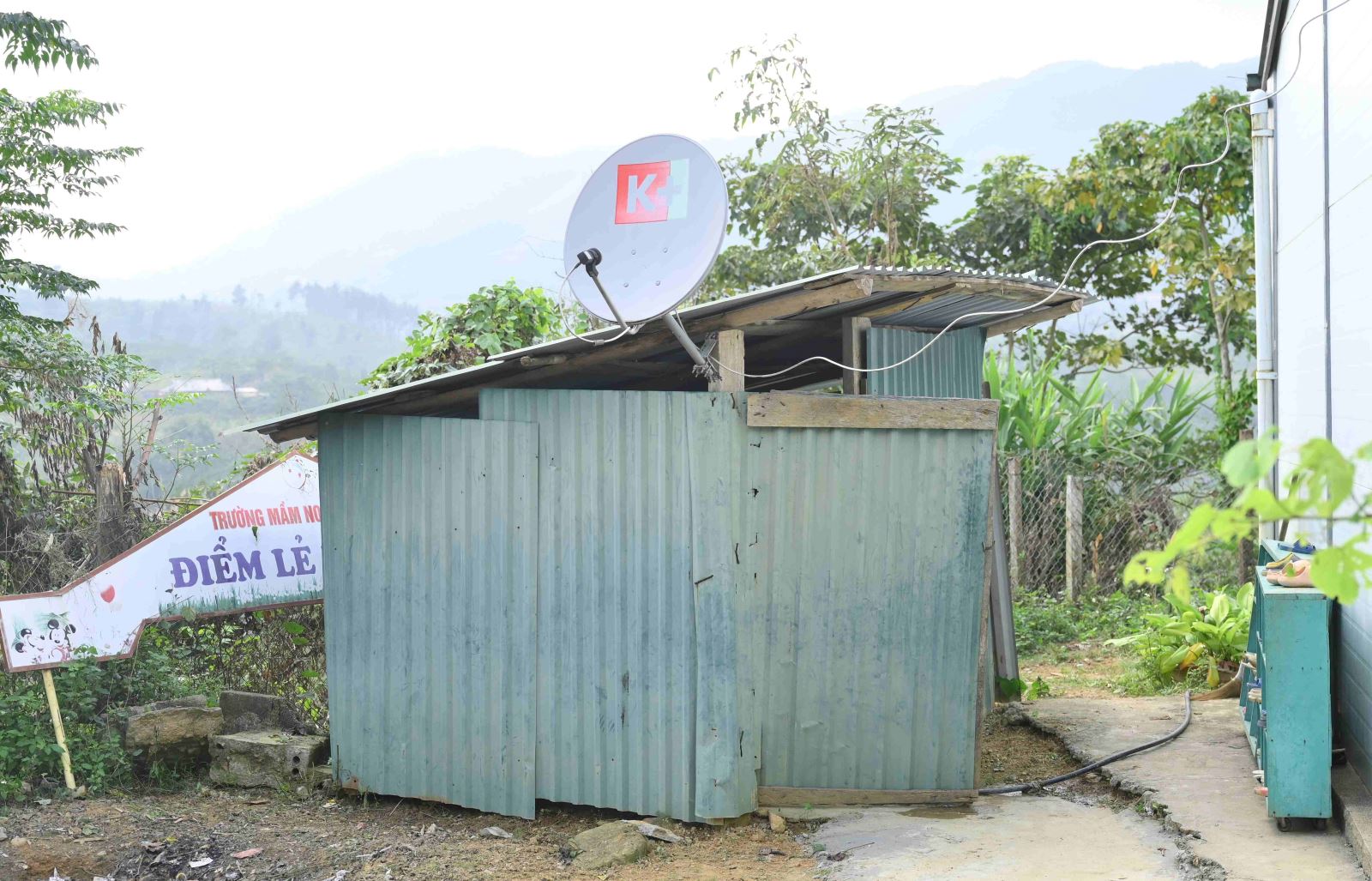 Nhà vệ sinh của một điểm trường mầm non miền núi không nước sạch, không bồn rửa tay