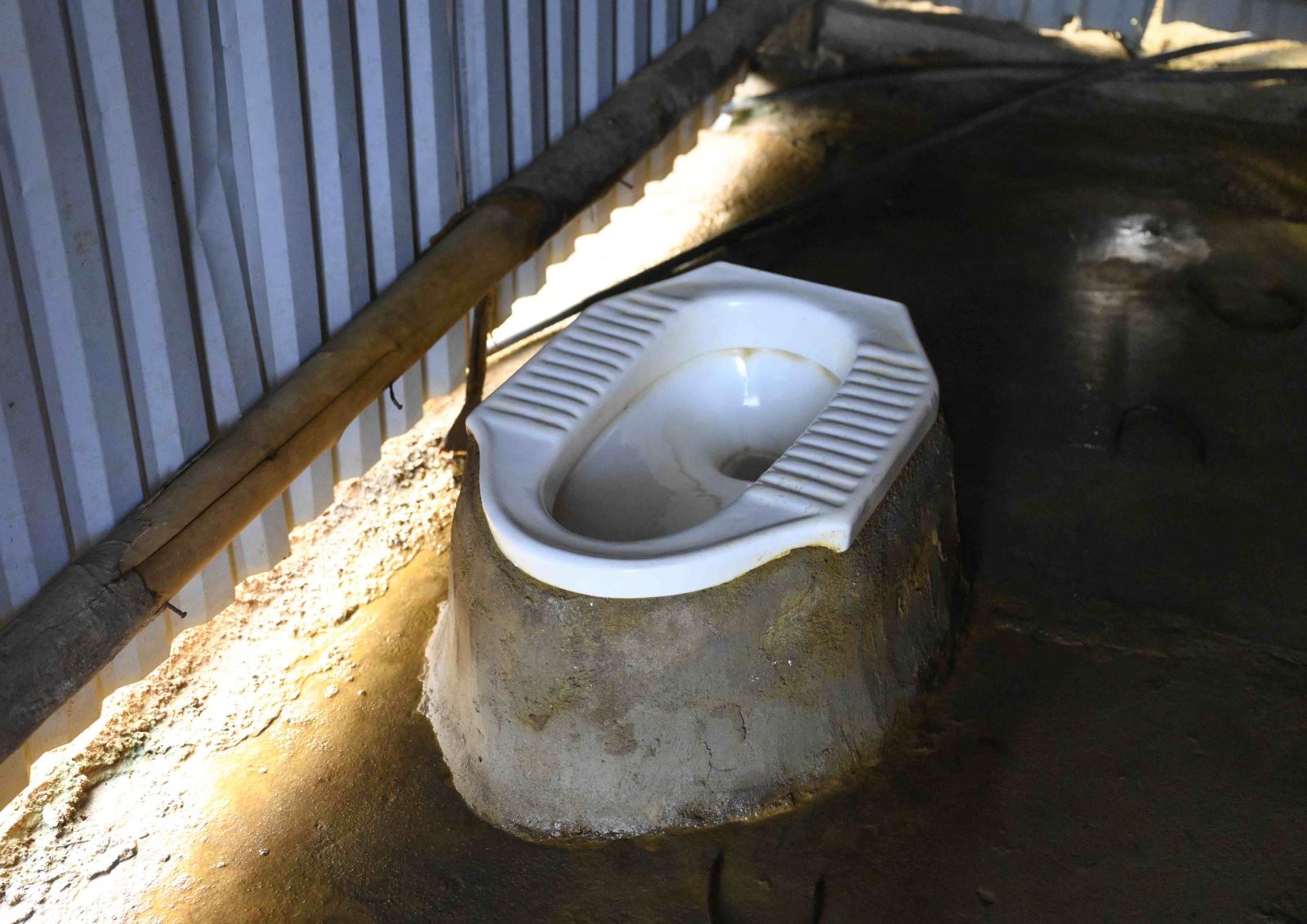 Bệ xí két bẩn vừa mất vệ sinh vừa tạo nên nỗi sợ hãi, ám ảnh của trẻ em