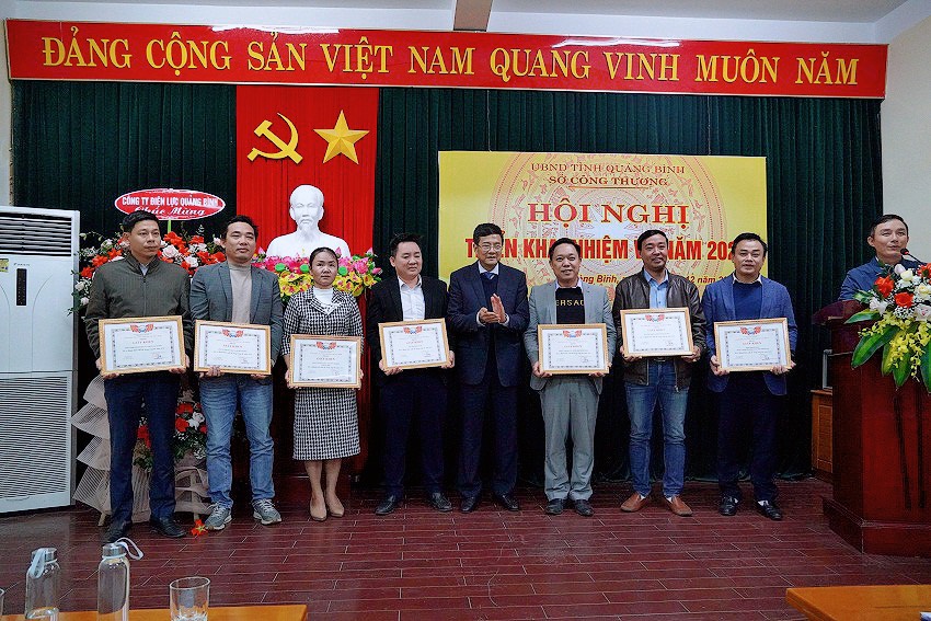 trao tặng giấy khen cho 7 tập thể có thành tích xuất sắc trong công tác năm 2023.