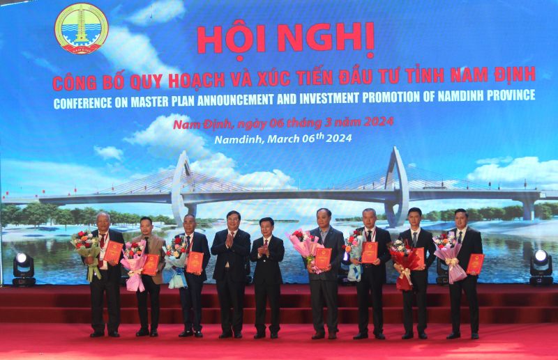 Bí thư Tỉnh ủy Nam Định, Phạm Gia Túc và Chủ tịch UBND tỉnh Nam Định, Phạm Đình Ngh trao Quyết định chủ trương đầu tư, chứng nhận đăng ký đầu tư và tặng hoa chúc mừng các nhà đầu tư/ Ảnh tạp chí Thương hiệu và Công luận