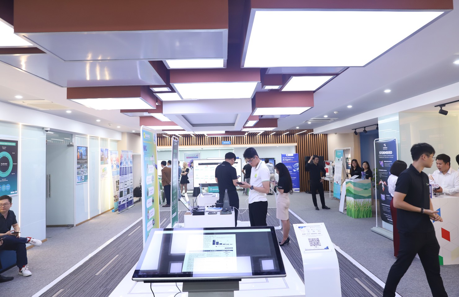 Khu vực triển lãm trưng bày các giải pháp AI tiêu biểu trong nhiều lĩnh vực như sản xuất, giáo dục, tài chính và đô thị thông minh.