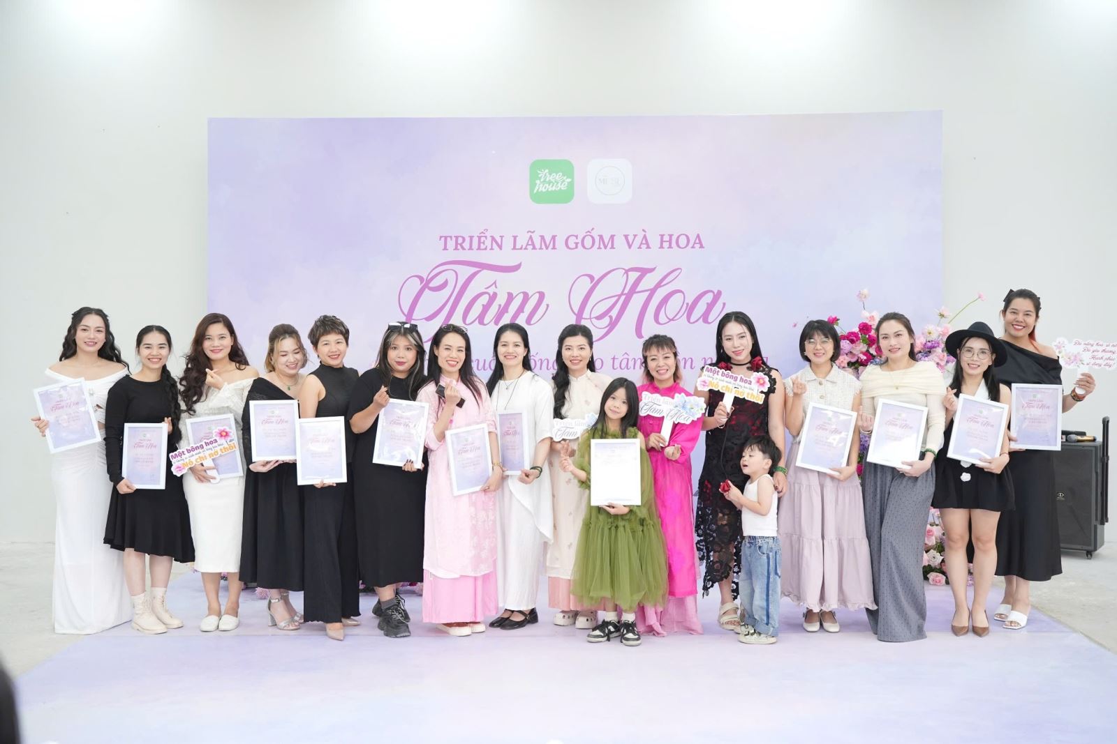 16 tác giả tham gia, đóng góp những tác phẩm nghệ thuật độc đáo tại triển lãm 