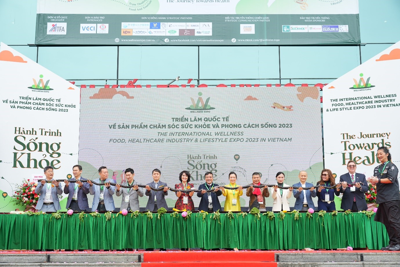 Các đại biểu cùng nhau làm Kimbap trong Lễ khai mạc Triển lãm Wellness Expo 2023 