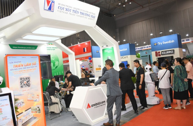 Các đại biểu thăm quan gian hàng trưng bày, giới thiệu tỉnh Đồng Tháp.