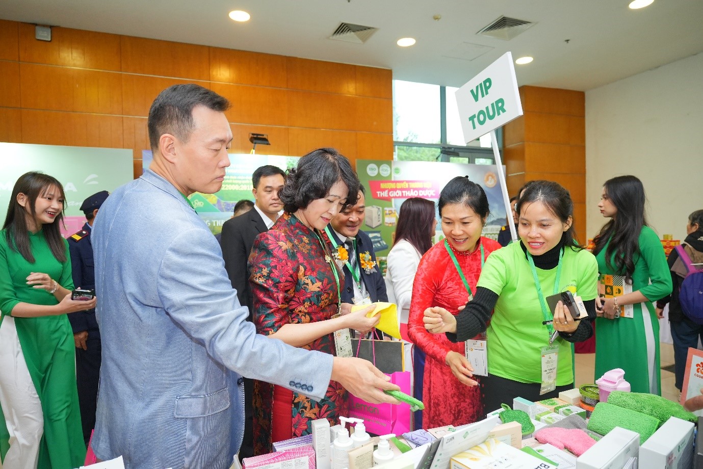 Các gian hàng tại triển lãm thu hút khách tham quan ngay từ ngày đầu mở cửa