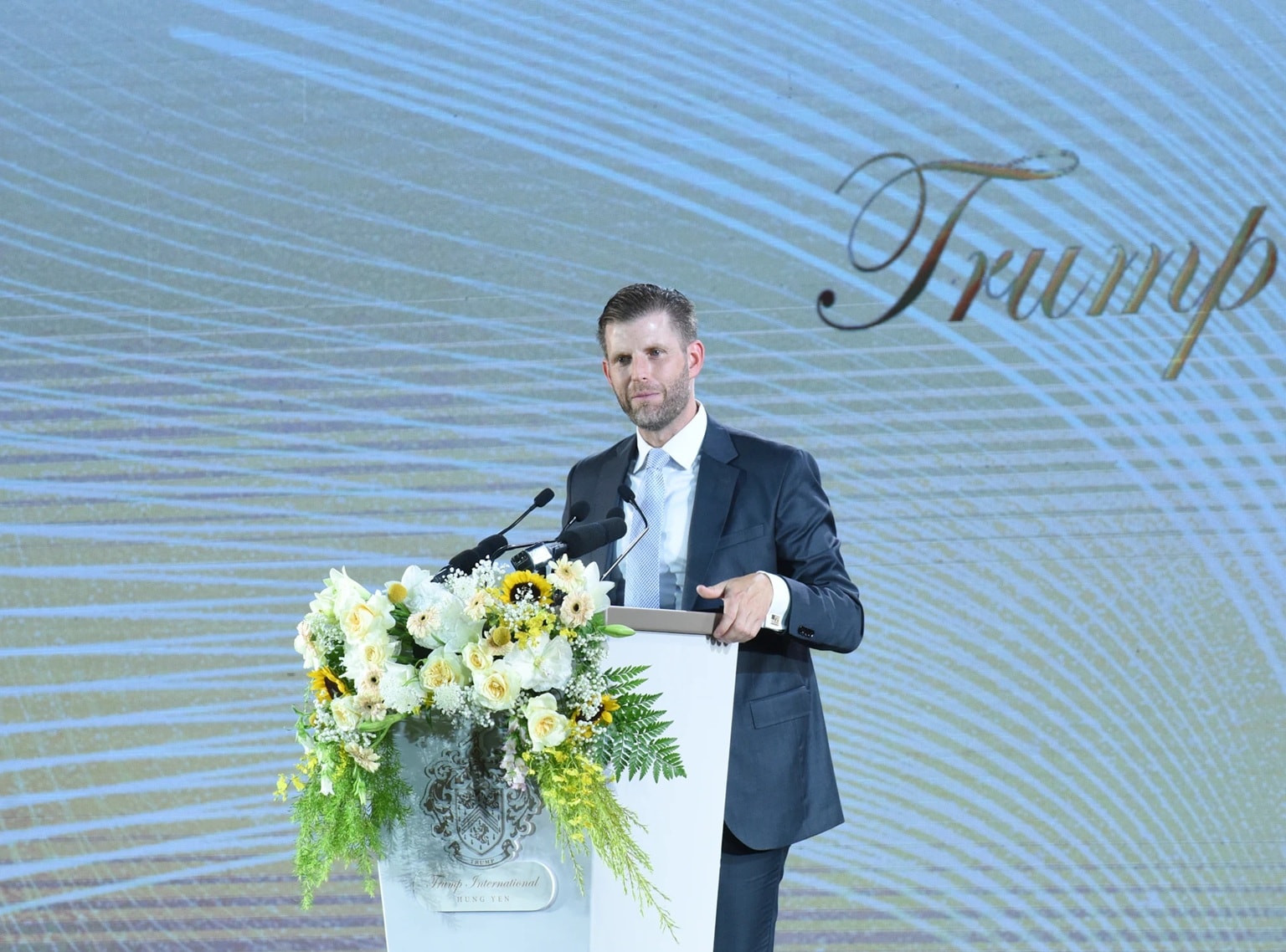  2.jpg untitled.jpg 3 / 4  Ông Eric Trump, Phó Chủ tịch Tập đoàn Trump Organization đánh giá Việt Nam hiện là một trong những thị trường năng động và tiềm năng trên thế giới