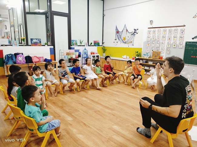 Các bé được tiếp cận với tiếng Anh sớm ngay từ ở lứa tuổi mầm non giúp trẻ năng động hơn và nhanh nhẹn hơn trong quá trình phát triển tư duy, nhận thức và các kỹ năng xã hội. 