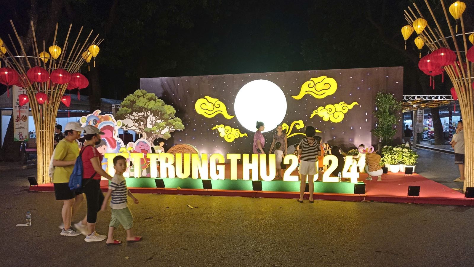 Không gian ấm cúng, vui tươi ngay cổng vào lễ hội