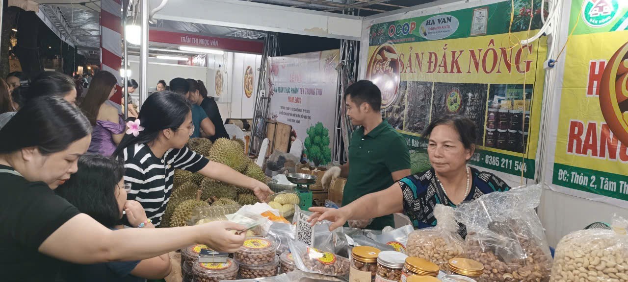 Rất đông người tiêu dùng tham gia mua sắm thực phẩm ngay trong buổi đầu khai mạc