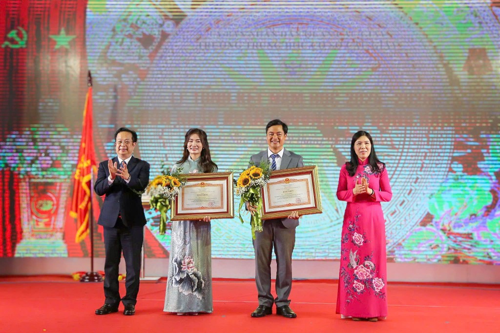 Giám đốc Sở GD&ĐT Hà Nội Trần Thế Cương và Bí thư Quận ủy Cầu Giấy Trần Thị Phương Hoa trao bằng khen cho 2 thầy cô trong ban giám hiệu nhà trường