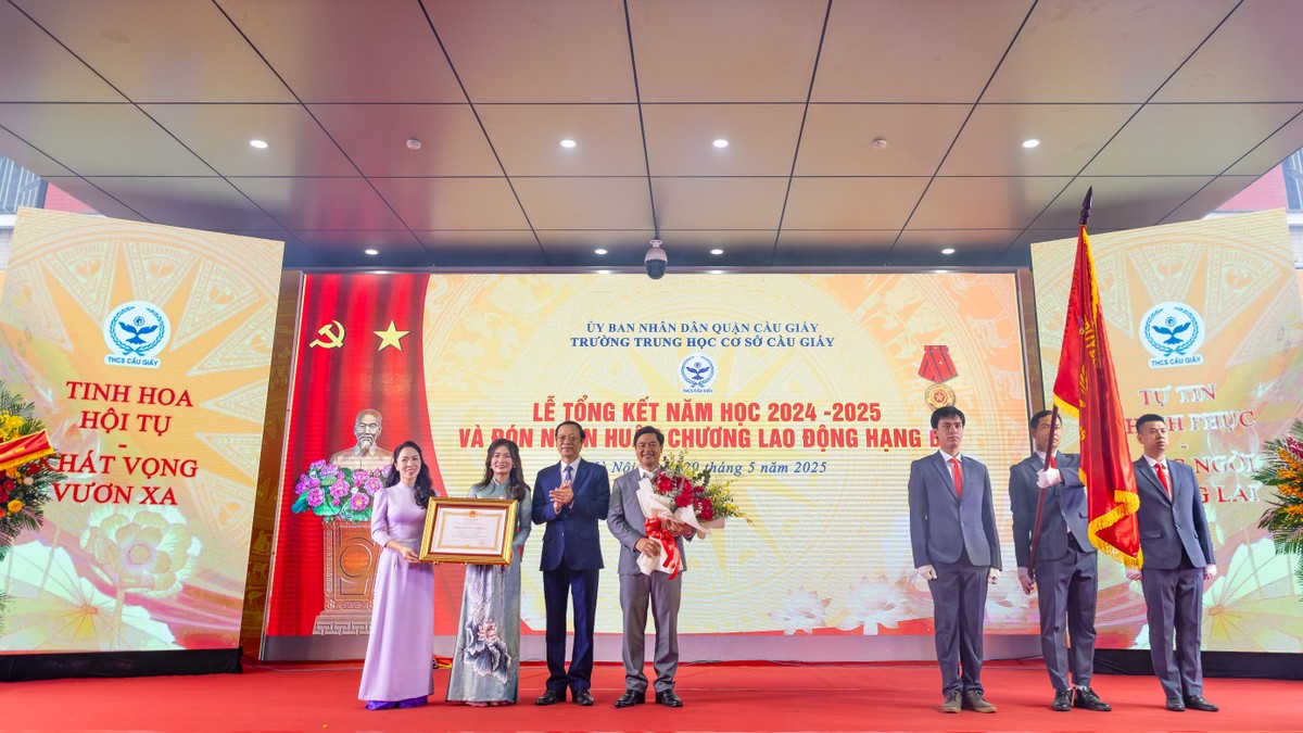 Thứ trưởng Bộ GD&ĐT Phạm Ngọc Thưởng dự và trao Huân chương Lao động hạng Ba cho nhà trường