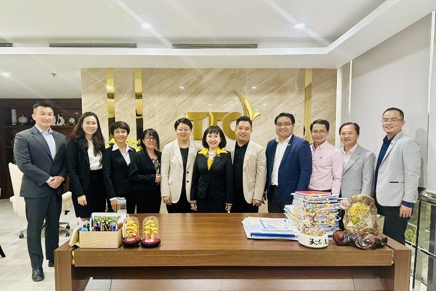 Bà Huỳnh Bích Ngọc, Phó Chủ tịch Thường trực kiêm Tổng Giám đốc Tập đoàn TTC và Tiến sĩ Huilian Duan, Giám đốc điều hành TUI BLUE Châu Á cùng các vị lãnh đạo 2 bên trong buổi làm việc trao đổi hợp tác tháng 10/2024.
