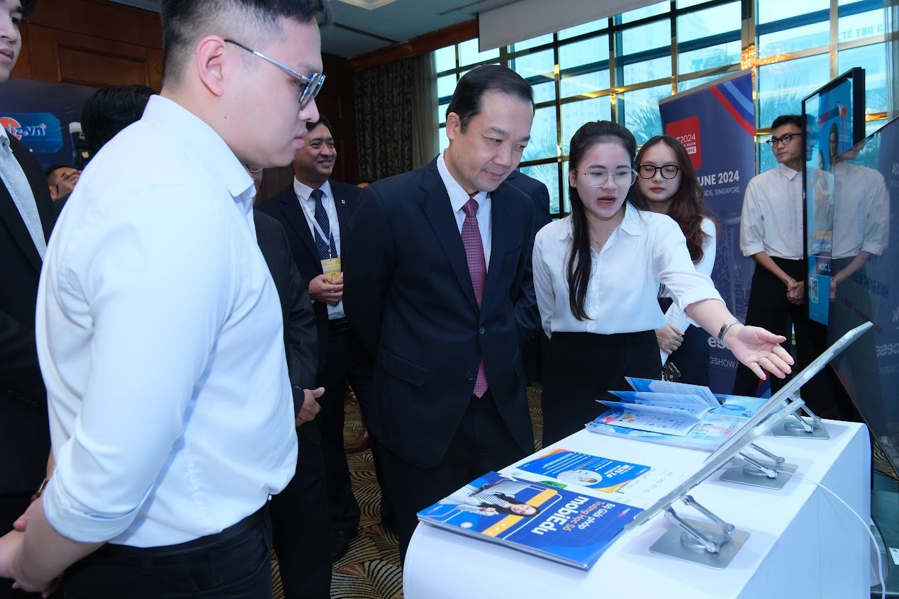 Các đại biểu tham quan triển lãm tại sự kiện.