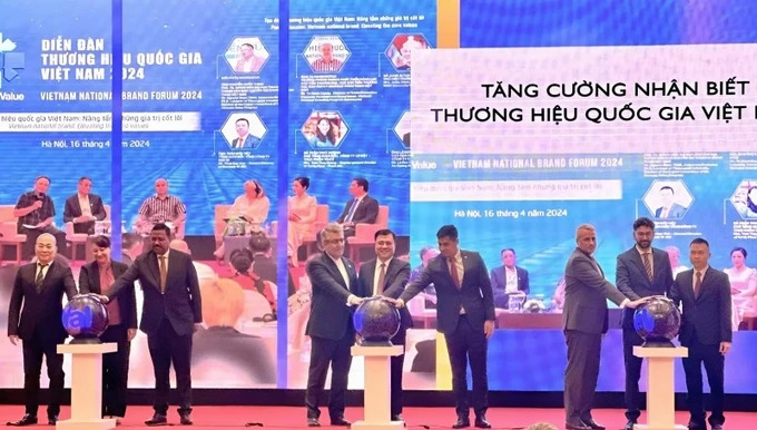 Các đại biểu nhấn nút khai mạc Tuần lễ Thương hiệu quốc gia Việt Nam 2025