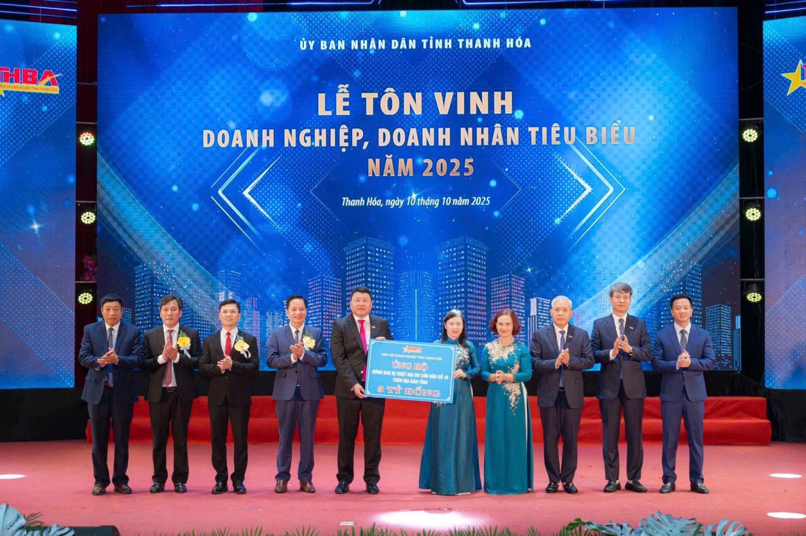 Hiệp hội Doanh nghiệp tỉnh Thanh Hóa đã trao tặng 5 tỷ đồng hỗ trợ cấp ủy, chính quyền địa phương khắc phục hậu quả thiên tai.