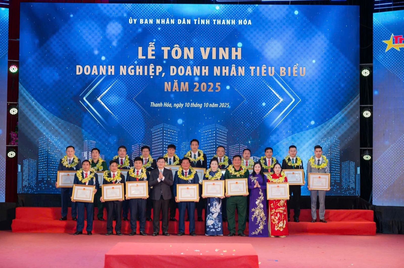 Các doanh nghiệp, doanh nhân trên mục nhận bằng khen.