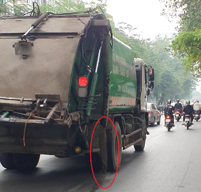 Xe vệ sinh môi trường của URENCO làm đổ nước rỉ rác ra đường