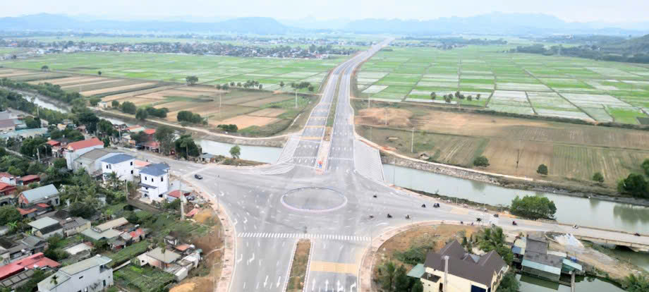 Đường Vạn Thiện đi Bến En có chiều dài tuyến đường hơn 12km, được thiết kế với 4 làn xe