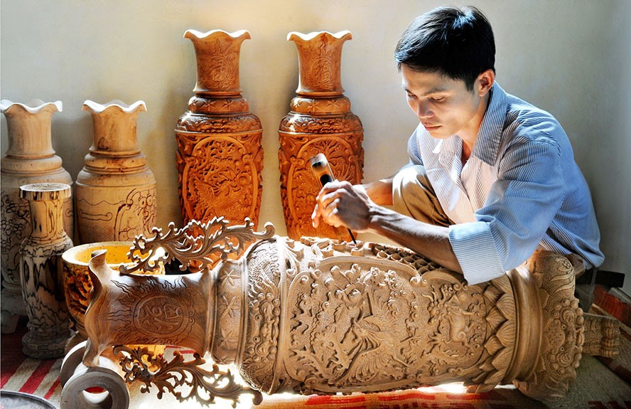 Nghệ nhân làng nghề gỗ Vân Hà rất tỉ mỉ với những nét gỗ đục tay.