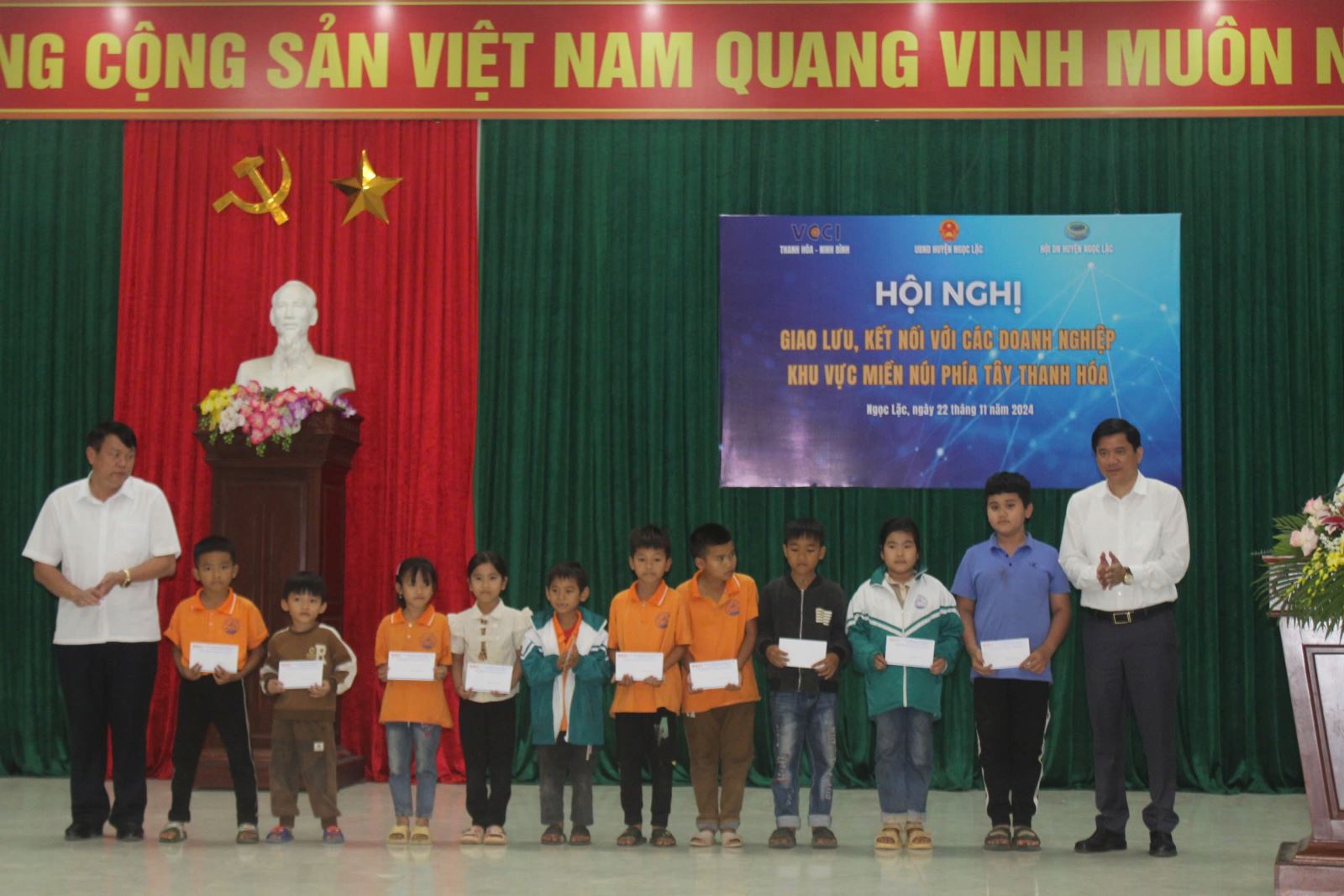 Đại diện VCCI Thanh Hóa và lãnh đạo huyện Ngọc Lặc trao quà cho học sinh nghèo.