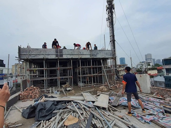 Lực lượng chức năng của quận Cầu Giấy (Hà Nội) đã ra quân xử lý công trình vi phạm trật tự xây dựng tại số 121 đường Nguyễn Khang, phường Yên Hòa. Ảnh; TTXVN