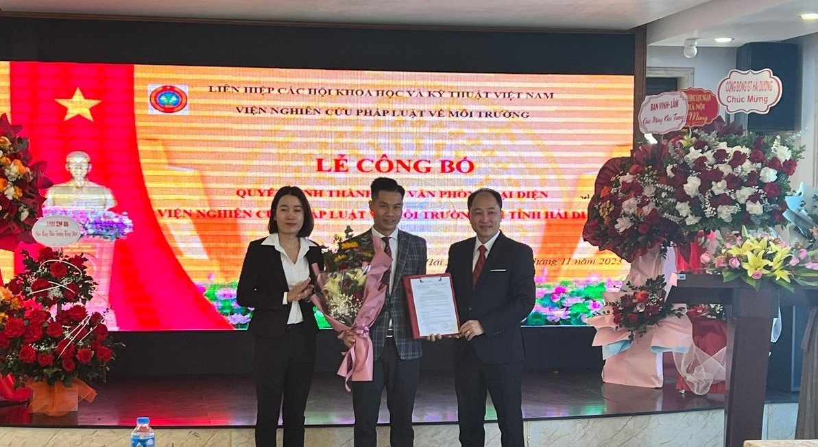 Ông Vũ Lan Viên - Phó Viện trưởng thay mặt lãnh đạo Viện trao quyết định bổ nhiệm Trưởng Văn phòng đại diện cho ông Nguyễn Thanh Tùng (bên trái)