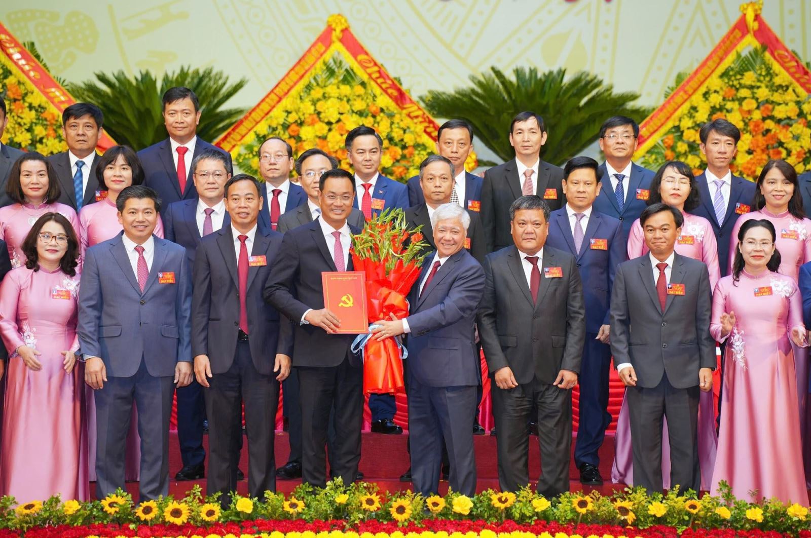 Đồng chí Đỗ Văn Chiến, Ủy viên Bộ Chính trị, Bí thư Trung ương Đảng, Chủ tịch Ủy ban Trung ương MTTQ Việt Nam tặng hoa chúc mừng Ban Chấp hành Đảng bộ tỉnh Quảng Trị khóa I, nhiệm kỳ 2025-2030.