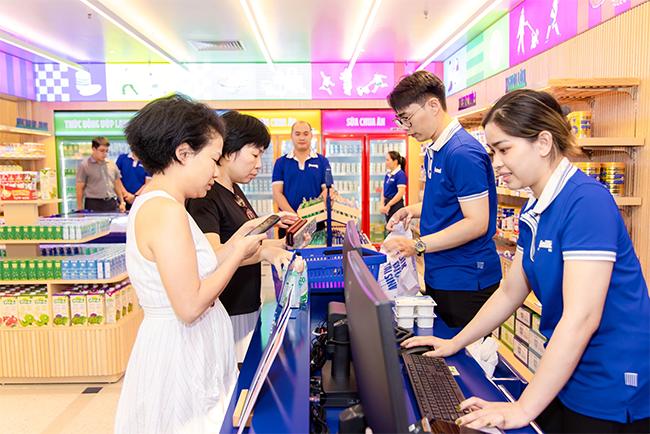 Cửa hàng giới thiệu sản phẩm Vinamilk được thay đổi diện mạo, mang đến trải nghiệm mua sắm mới lạ cho người tiêu dùng. Ảnh Ánh Dương