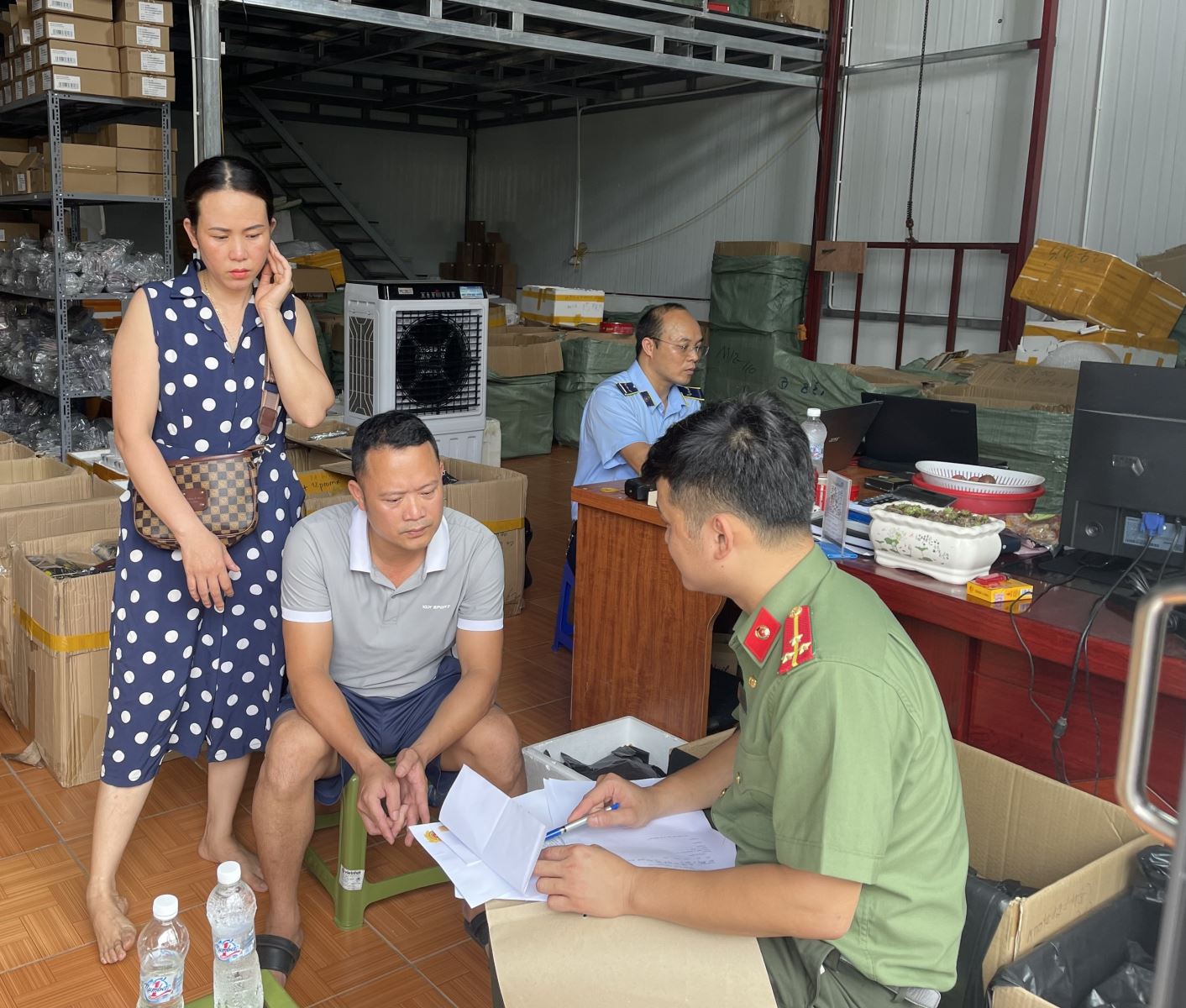 thời gian tới, Đội QLTT số 5 sẽ tiếp tục phối hợp với Phòng An ninh mạng và phòng chống tội phạm sử dụng công nghệ cao Công an tỉnh Vĩnh Phúc, Tổ công tác về Thương mại điện tử khai thác và nắm bắt thông tin các đối tượng sản xuất, kinh doanh, buôn bán hàng giả, hàng cấm, hàng nhập lậu, không rõ nguồn gốc xuất xứ…