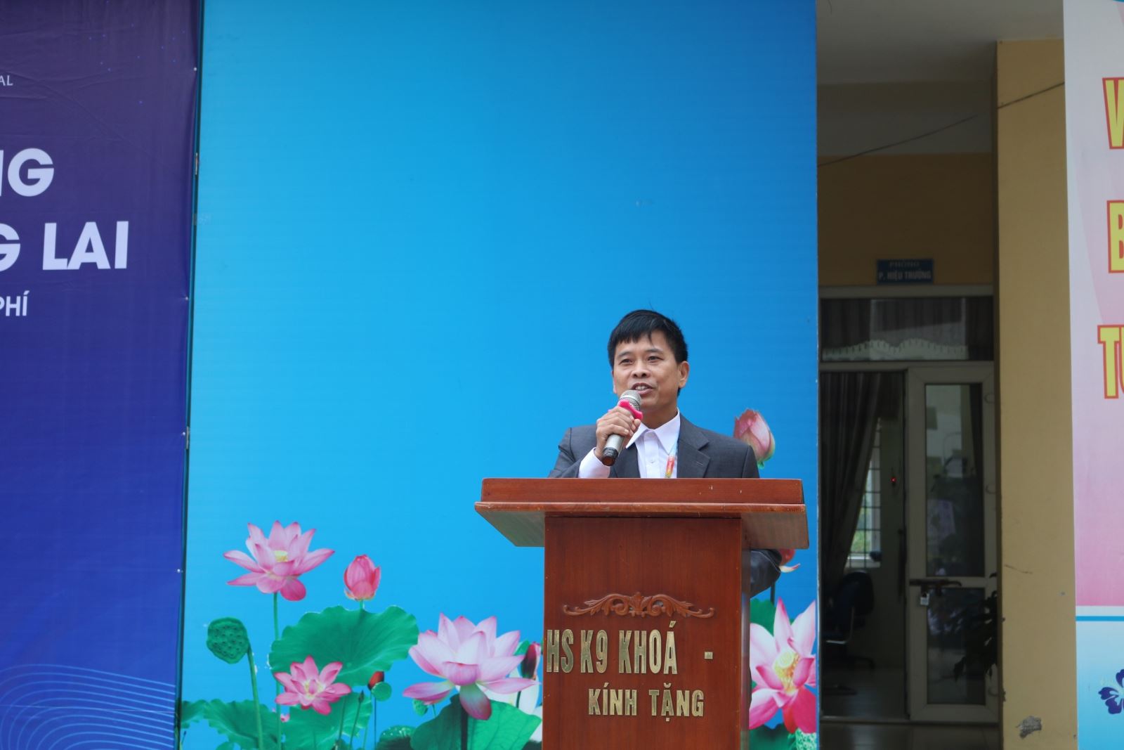 Thầy Nguyễn Đình Hải-Phó hiệu trưởng Trường THCS Vĩnh Ngọc phát biểu tại Ngày hội