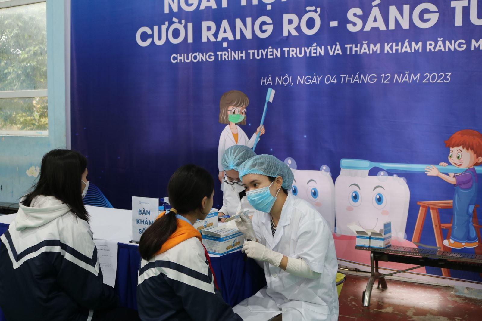 Bác sĩ, y tá tại nha khoa Smart thăm khám cho học sinh