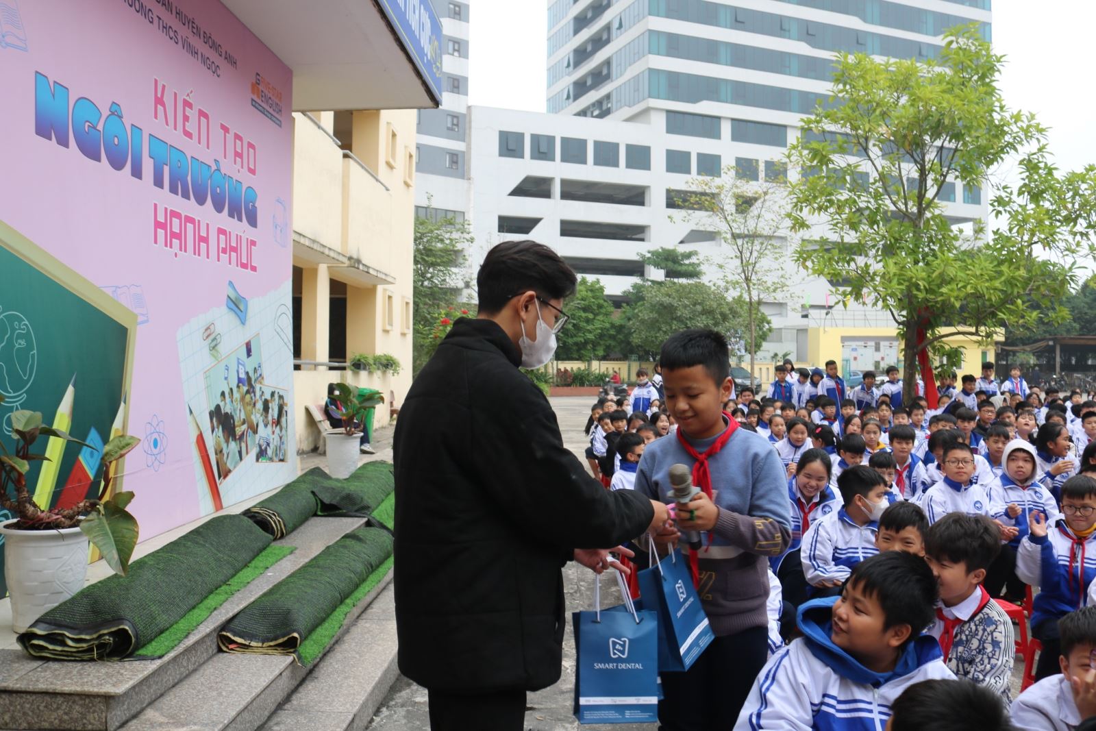Đại diện nha khoa Smart gửi đến các em học sinh trường THCS Vĩnh Ngọc những phần qùa ý nghĩa