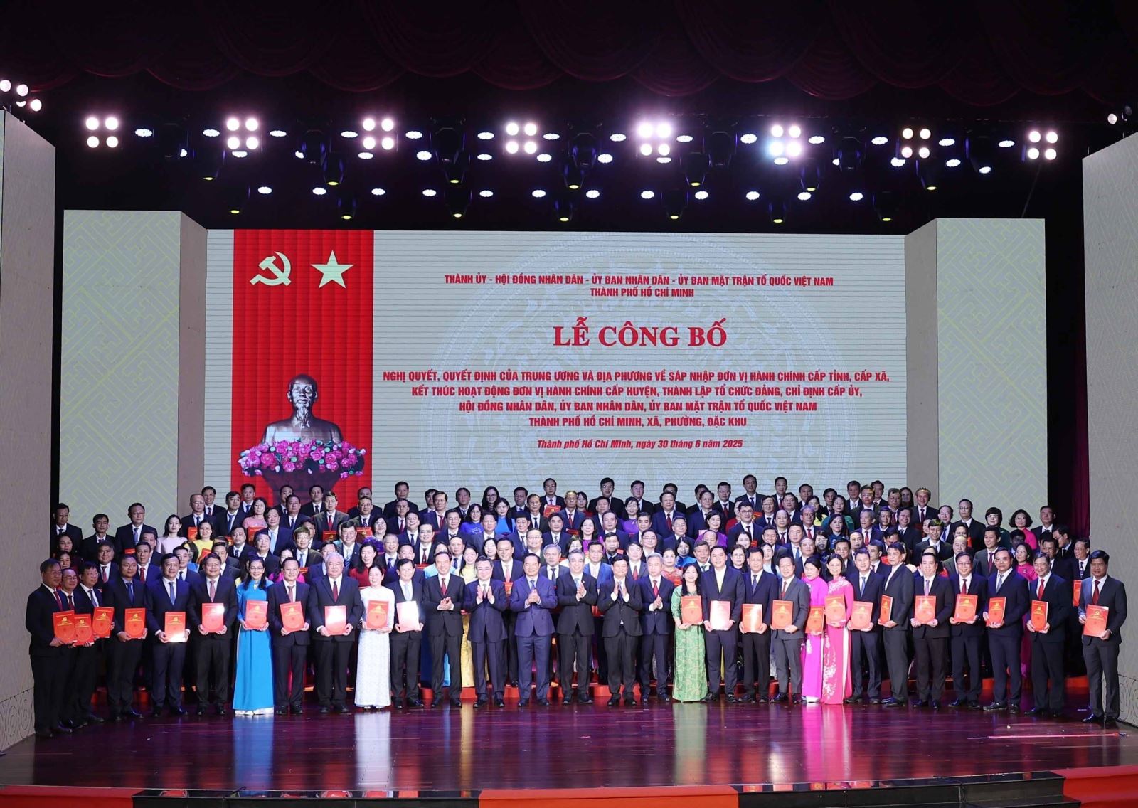 168 đồng chí bí thư xã, phường, đặc khu nhận quyết định. Ảnh: Thống Nhất/TTXVN