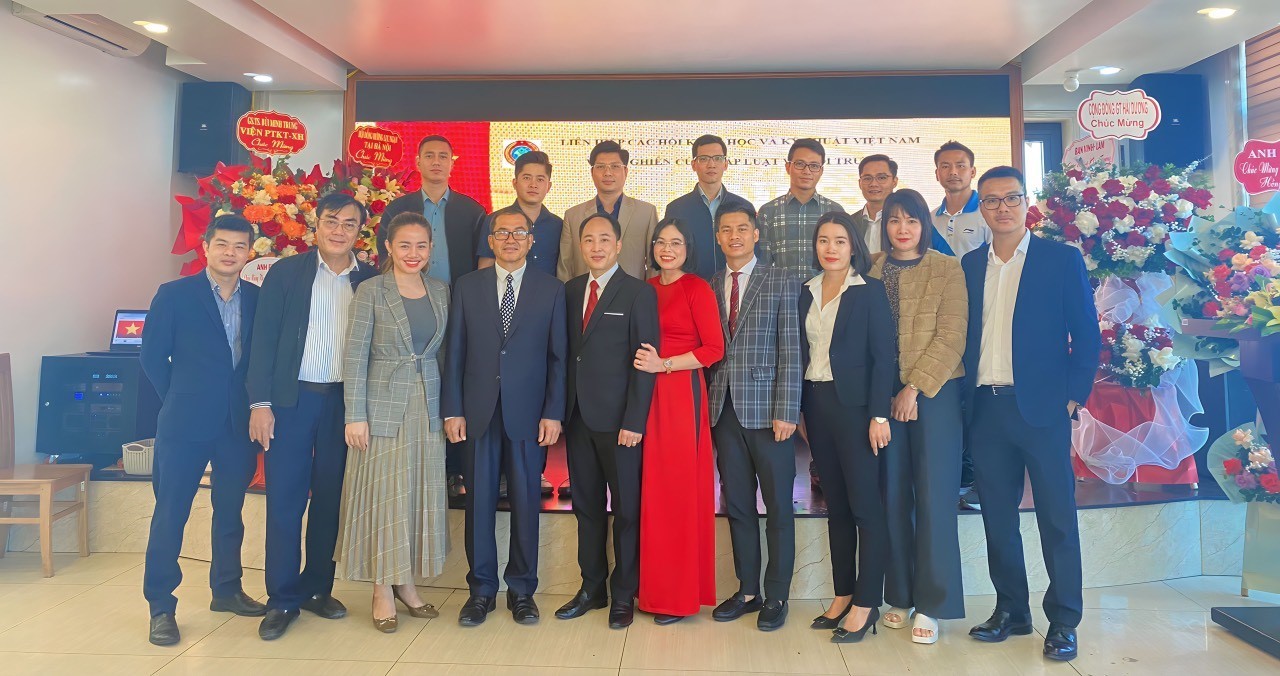 Lãnh đạo Viện, đại biểu cùng cán bộ nhân viên văn phòng đại diện Viện chụp hình lưu niệm.