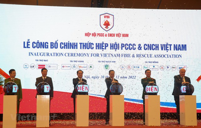 Các đại biểu thực hiện nghi thức công bố thành lập Hiệp hội Phòng cháy, chữa cháy và cứu nạn, cứu hộ Việt Nam