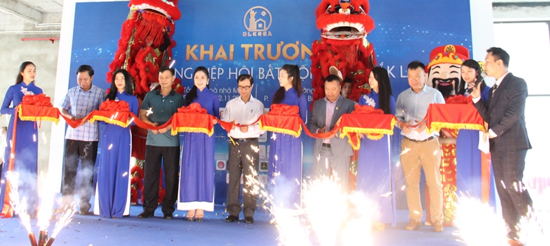 Các đại biểu cắt băng khai trương Văn phong Hiệp hội Bất động sản Đăk Lăk