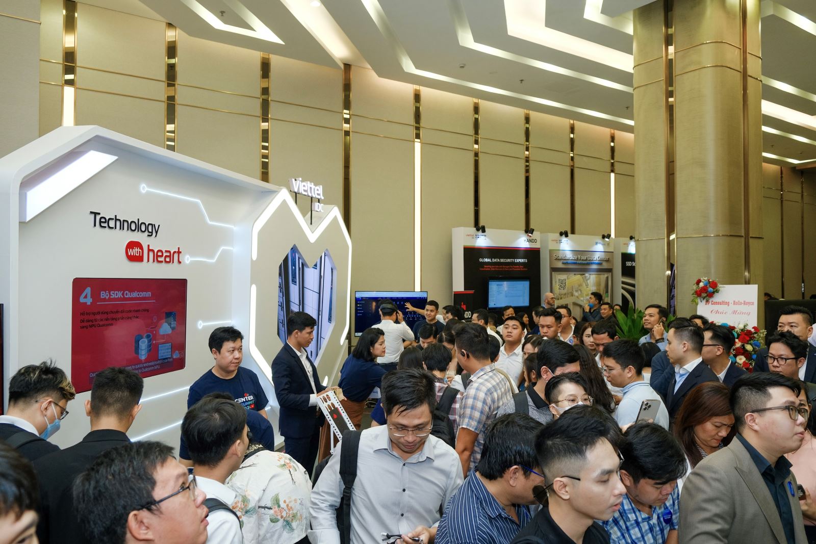 Khách tham quan trải nghiệm công nghệ VR