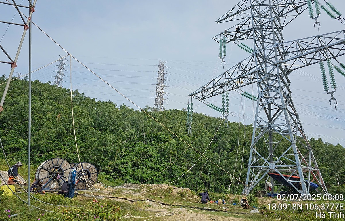 Hình ảnh thi công kéo dây phần đường dây đấu nối của dự án TBA220kV.