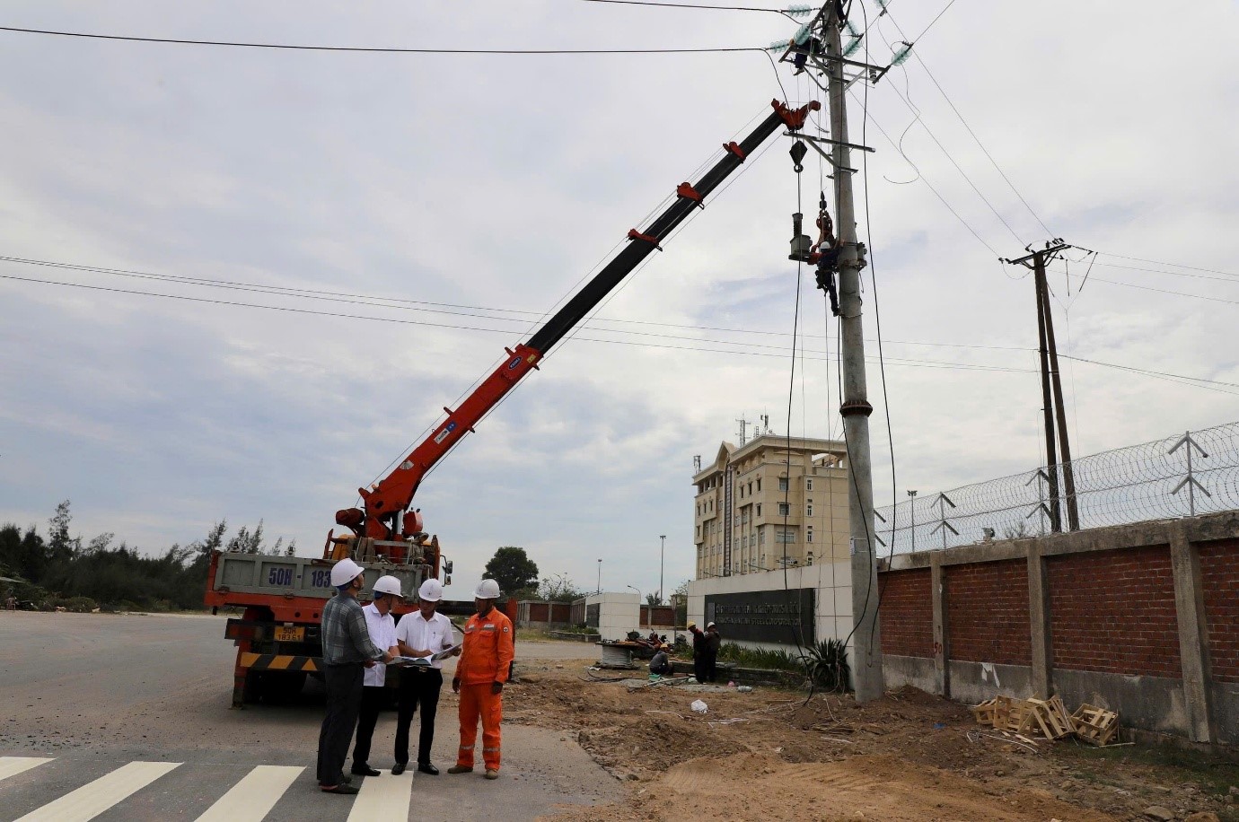 Hình ảnh thi công Dự án “xây dựng, cải tạo đường dây trung thế cấp điện cho nhà máy Sản xuất ô tô điện VinFast. 