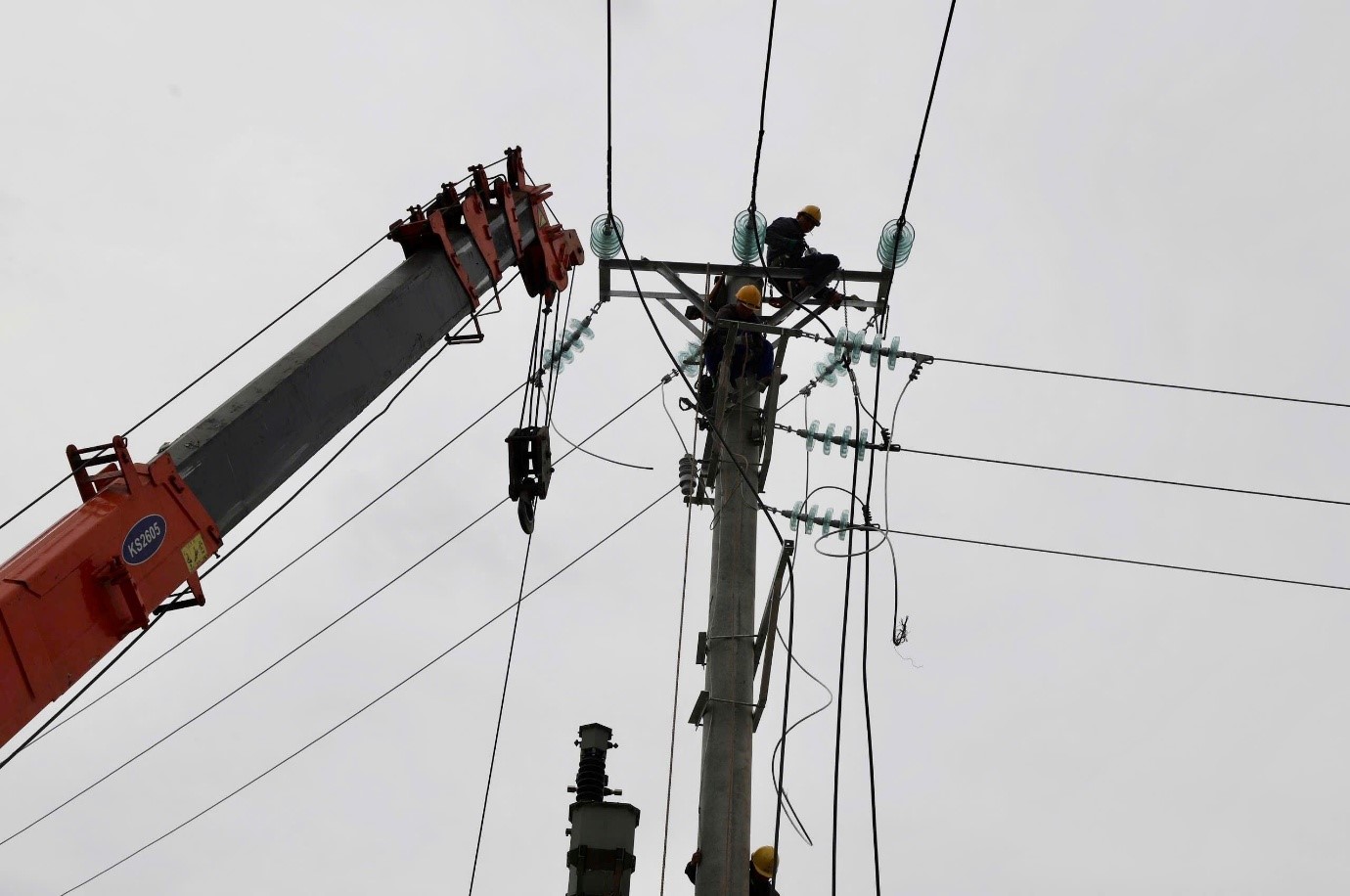  Dự án “xây dựng, cải tạo đường dây trung thế cấp điện cho nhà máy Sản xuất ô tô điện VinFast tại KKT Vũng Áng vừa hoàn thành vào ngày 20/5/2025