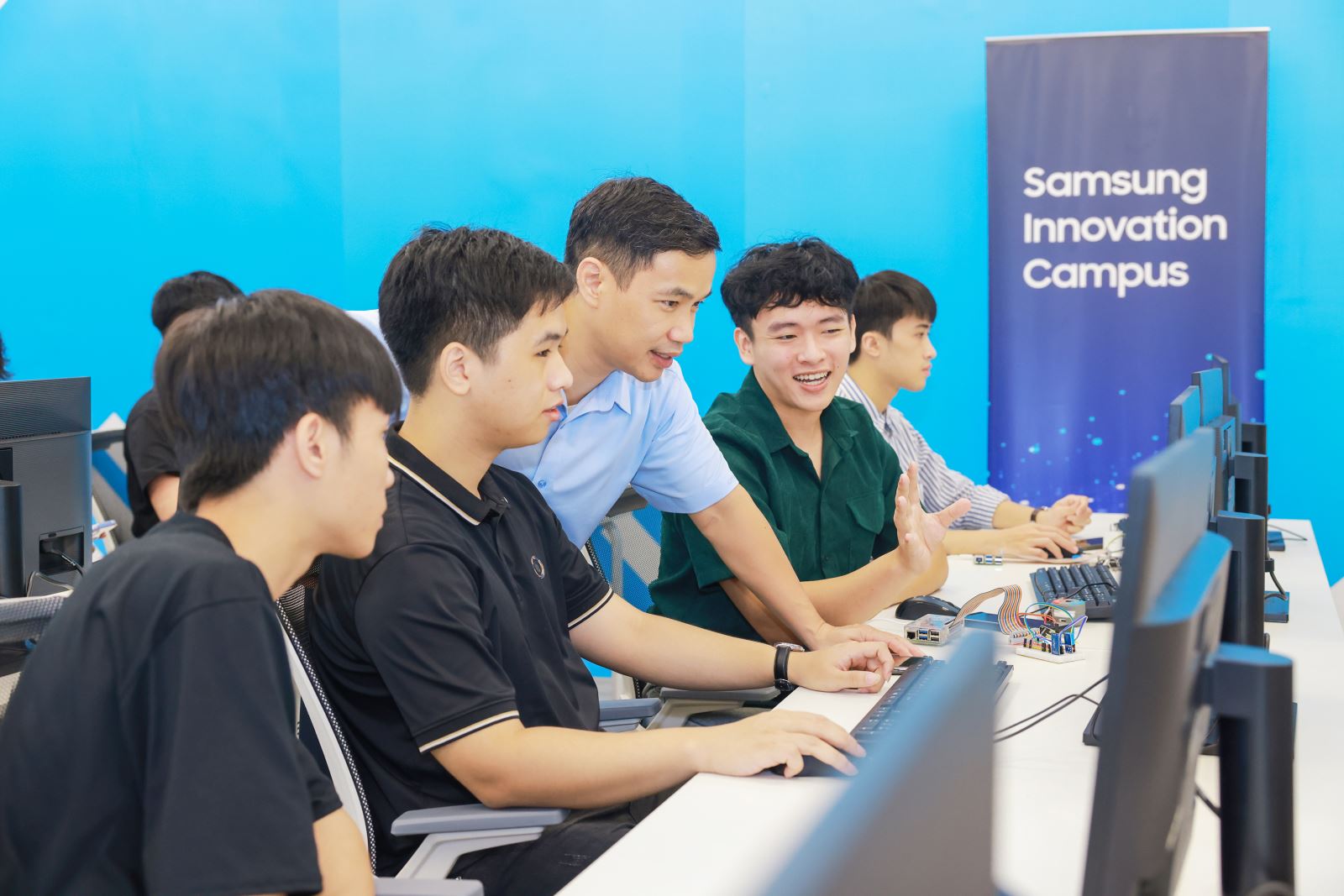 Giảng viên và nhóm sinh viên chia sẻ kiến thức tại lớp học Samsung Innovation Campus