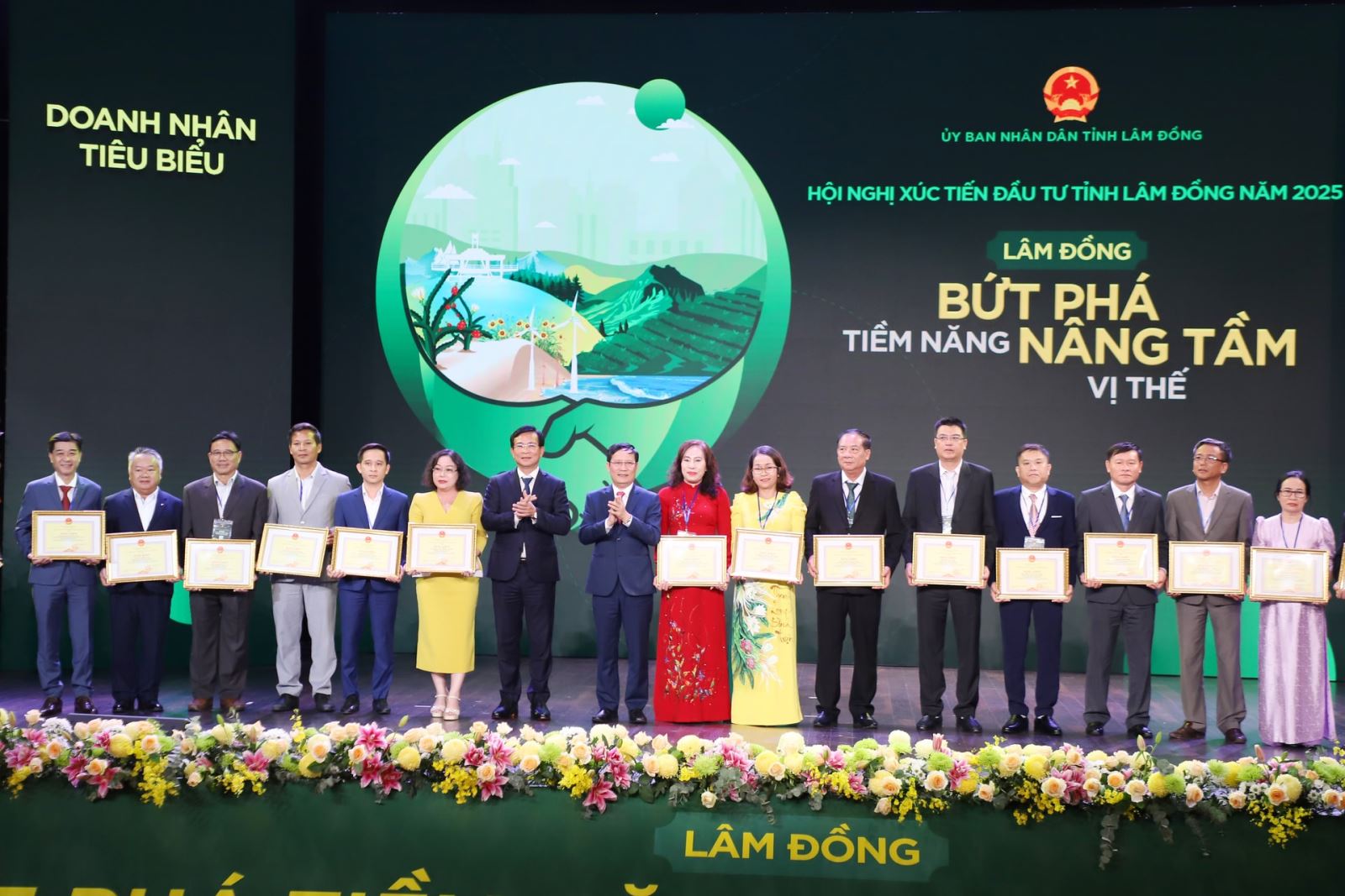 , UBND tỉnh Lâm Đồng trao bằng khen cho các doanh nhân tiêu biểu.