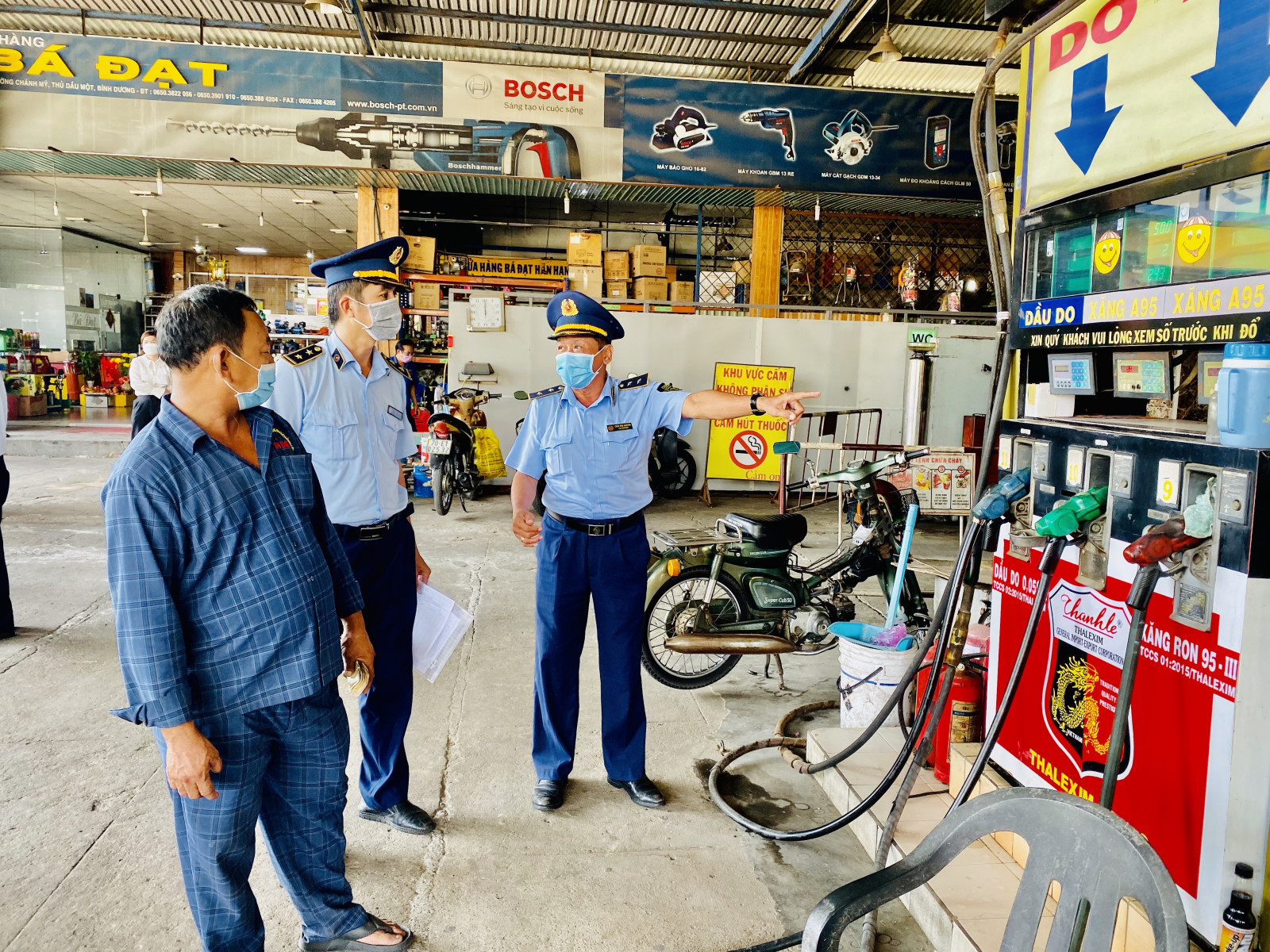 Kiểm tra gần 17 nghìn cây xăng trên cả nước trong 6 tháng đầu năm 2022. Ảnh: BBD