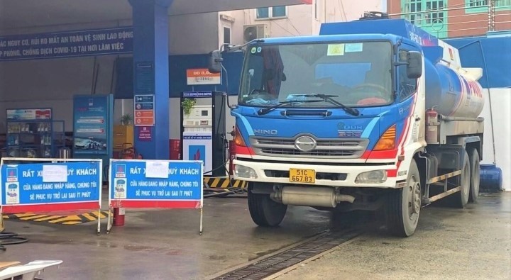 Xe bồn chở xăng sẽ được lưu thông vào nội đô giờ cao điểm để đảm bảo nguồn cung ứng xăng dầu trên địa bàn. Ảnh: BCT
