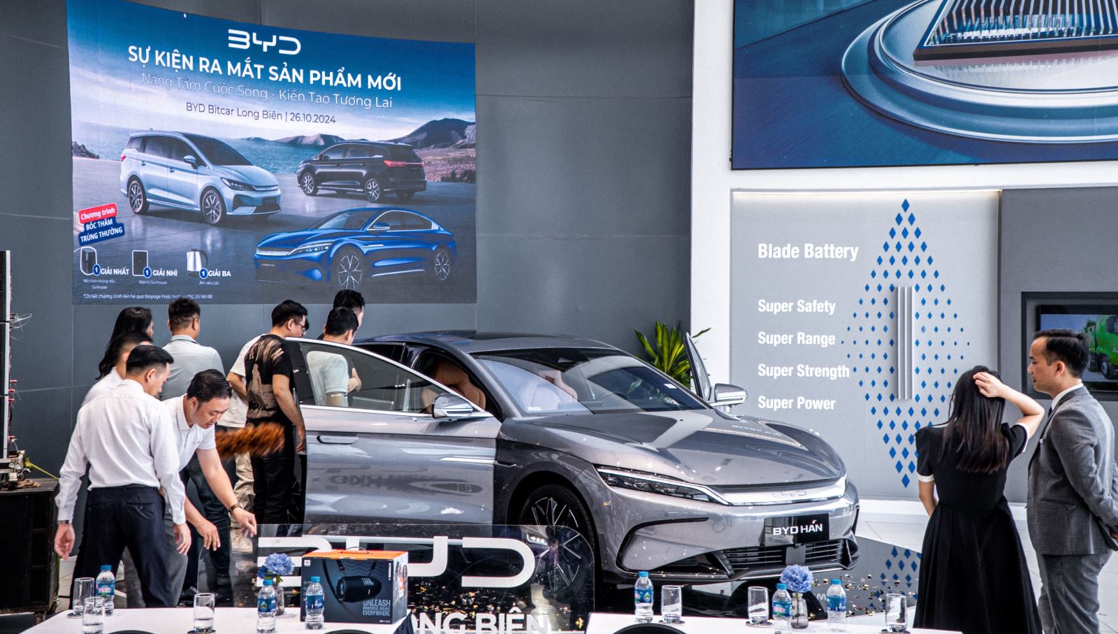 Hai dòng xe điện BYD mới ra mắt nhưng đã thu hút nhiều khách hàng đến tìm hiểu và lái trải nghiệm tại BYD Bitcar Long Biên