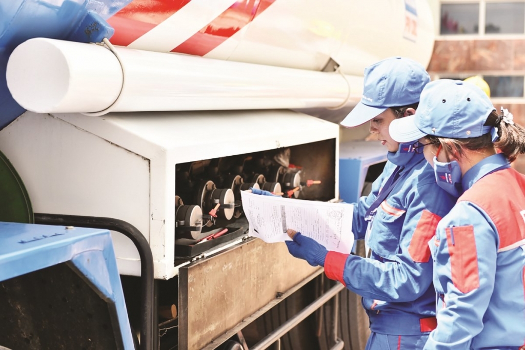 Bộ Tài chính đề xuất giảm thuế MFN 10% các mặt hàng chế phẩm xăng. Ảnh: HQO